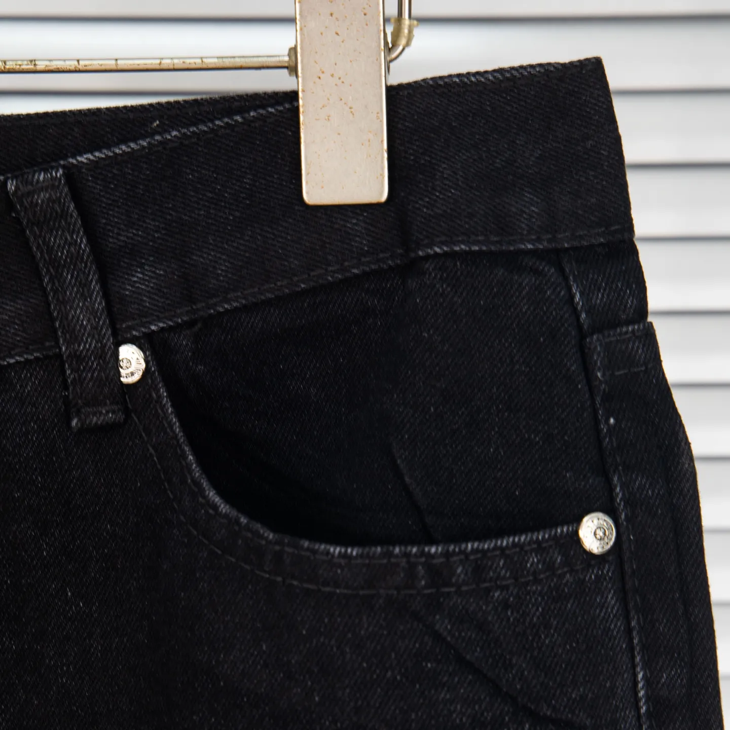 P260 Chrome Hearts Chrome Hearts Black Multi-leather Elements Full of Details Washed Jeans Authentically Restore the Ultimate Vintage Texture Three-Dimensional Fit Loose and Comfortable, Not Slimming Appearing Tall and Slim Made by a Manufacturer Original Quality Control Same Style for Men and Women Can Be Matched for Couples Versatile Recommendations Must-Have Jeans for All Seasons Fashionistas Have Been Disappointed From the Quality Selection of Fabrics, Cutting of Details, and Matching of Patterns, Everything Is Impeccable! The upper body is so handsome when worn...it can be easily worn by men, women and children! The craftsmanship is made of heavy-duty washed pure cotton denim fabric. After washing, it is soft and thick. It is very stylish when worn on the body. Style number: 1775# Color: black Size: 28 30 32 34 36